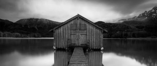 Stille Seen vor großer Kulisse
